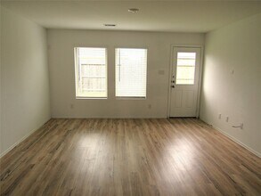 8831 Bar Hbr Dr in Baytown, TX - Foto de edificio - Building Photo