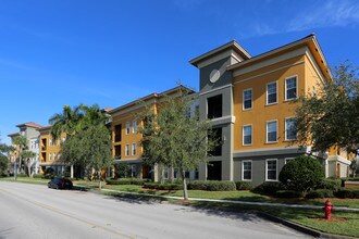 Terraces on the Square in Port St. Lucie, FL - Foto de edificio - Building Photo