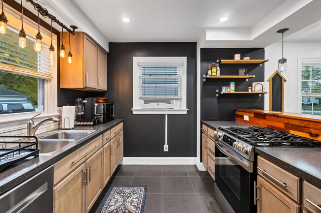 1140 Trumbull Ave SE in Warren, OH - Building Photo - Building Photo