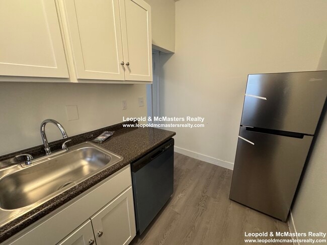 68 Woodstock Ave, Unit 4