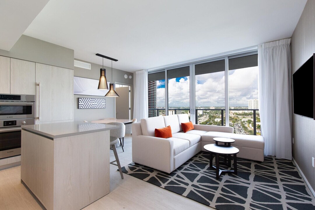 4010 S Ocean Dr in Hollywood, FL - Building Photo