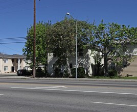 15519 Victory Blvd in Van Nuys, CA - Building Photo - Building Photo