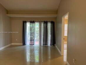 526 SW 113th Way in Pembroke Pines, FL - Building Photo - Building Photo