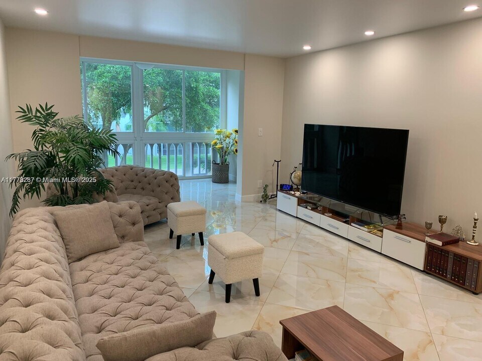 900 NE 12th Ave in Hallandale Beach, FL - Building Photo
