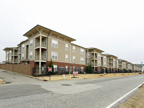 Rivertown on the Island in Memphis, TN - Foto de edificio - Building Photo