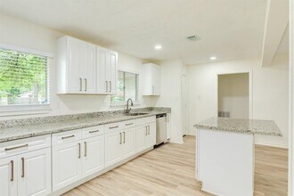 408 Gardenia St in Lake Jackson, TX - Building Photo - Building Photo