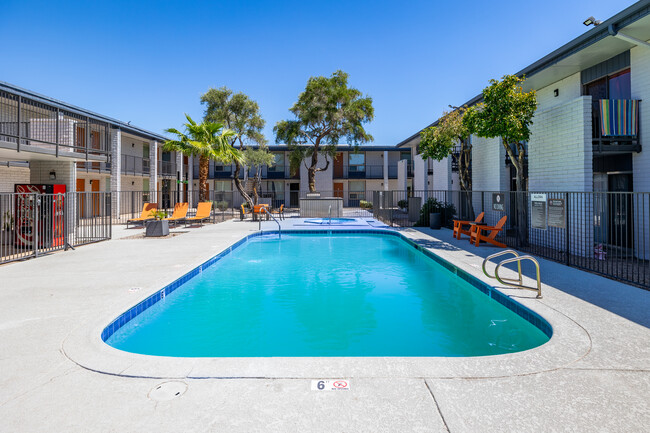 Allora Phoenix Apartments in Phoenix, AZ - Foto de edificio - Building Photo