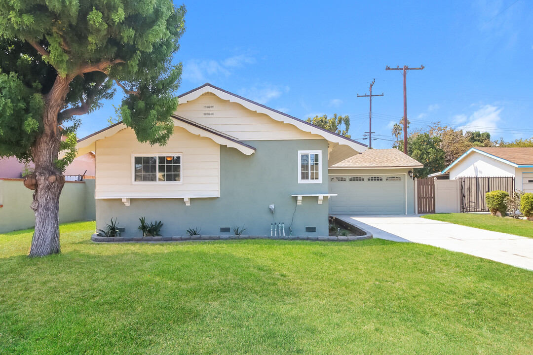 11413 Jane Way in Stanton, CA - Foto de edificio