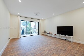 200 Gate Rd, Unit 102 in Hollywood, FL - Foto de edificio - Building Photo