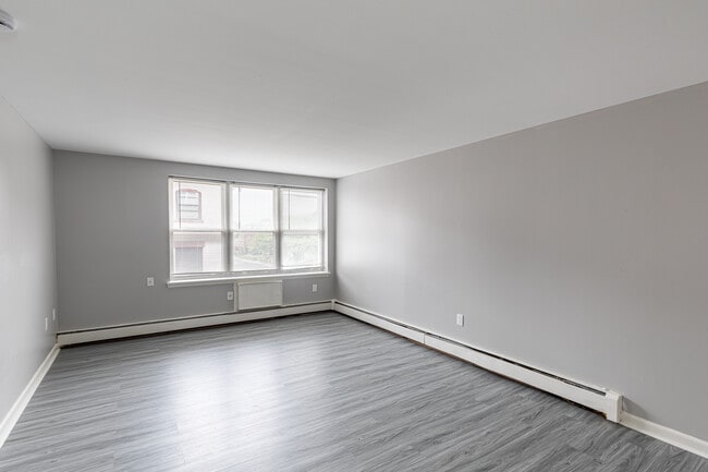 Stuart Apartments in Hartford, CT - Building Photo - Interior Photo