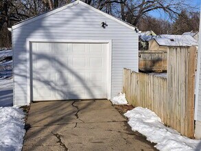 6813 Urbandale Ave in Urbandale, IA - Building Photo - Building Photo