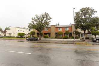 Jefferson Townhomes in Los Angeles, CA - Building Photo - Building Photo