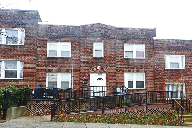 1239 Holbrook Ter NE in Washington, DC - Building Photo - Building Photo