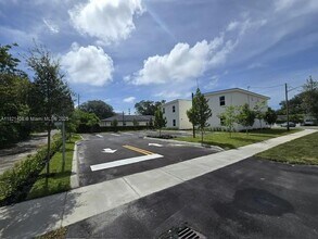 511 SW 1st Ave in Hallandale Beach, FL - Building Photo - Building Photo