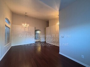 8527 Chamonix Way in Antelope, CA - Building Photo - Building Photo