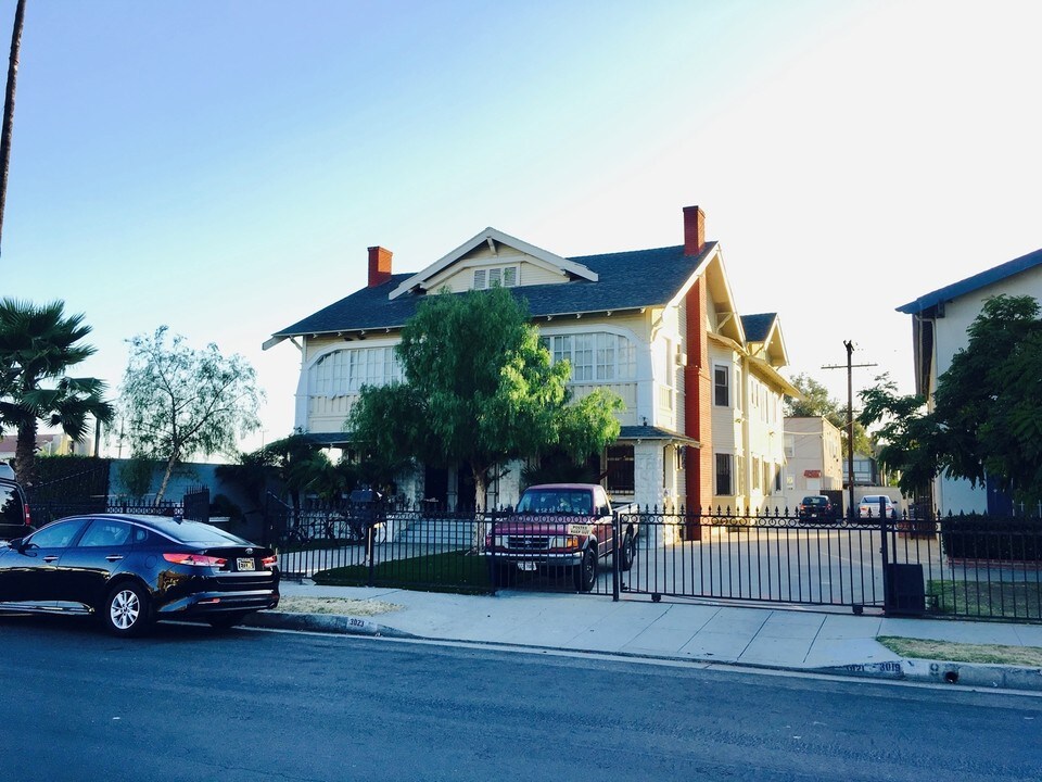 3023 S Budlong Ave in Los Angeles, CA - Foto de edificio