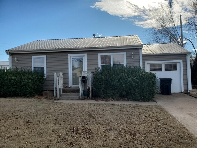 property at 2553 Everitt Dr