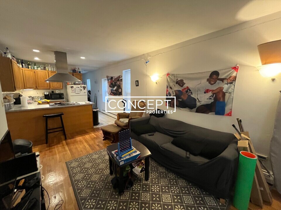 24 St Cyprians Pl, Unit 2R in Boston, MA - Building Photo