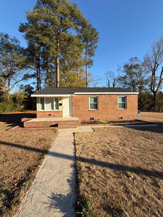 104 S Dover St in Kinston, NC - Building Photo