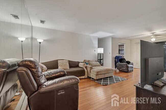 142 Beverly Hill Terrace in Woodbridge Township, NJ - Foto de edificio - Building Photo