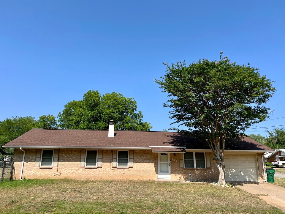 365 Cheyenne Dr in Stephenville, TX - Building Photo