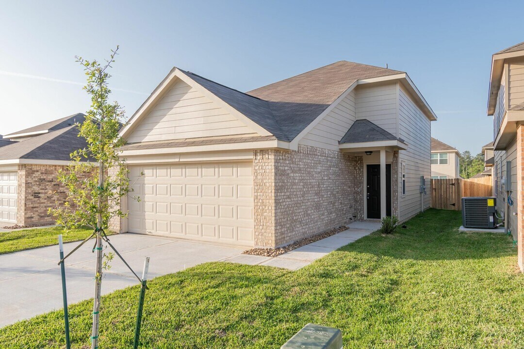433 Upper Creek Dr in Willis, TX - Building Photo