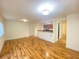 Fantastic location for this spacious 2 lev in Redmond, WA - Building Photo