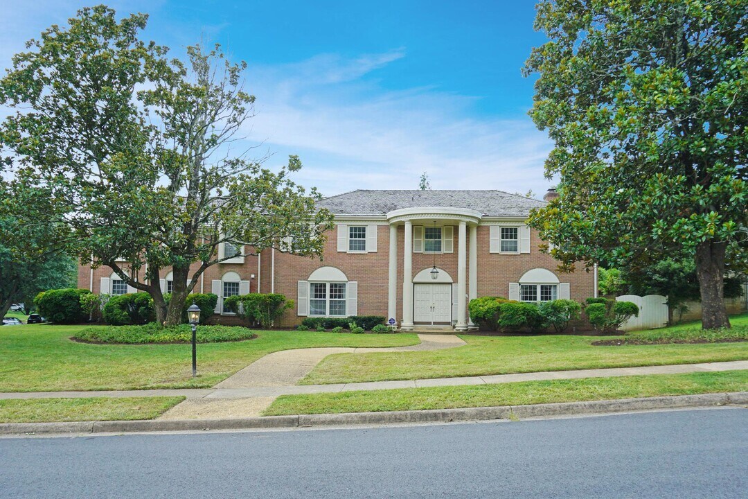 6209 Stoneham Ln in McLean, VA - Building Photo