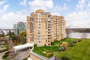 Le Laurier in Laval, QC - Building Photo