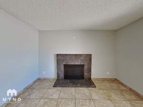 320 Palo Verde Dr in Henderson, NV - Foto de edificio - Building Photo