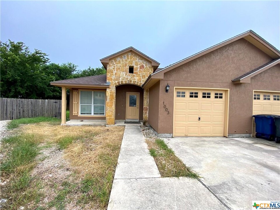 1003 Brown Rock Dr in New Braunfels, TX - Building Photo