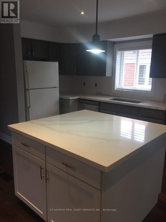 17 Hubert Ave in Toronto, ON - Building Photo - Building Photo