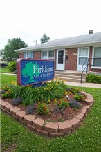 Parklane Apartments in Wichita, KS - Building Photo - Building Photo