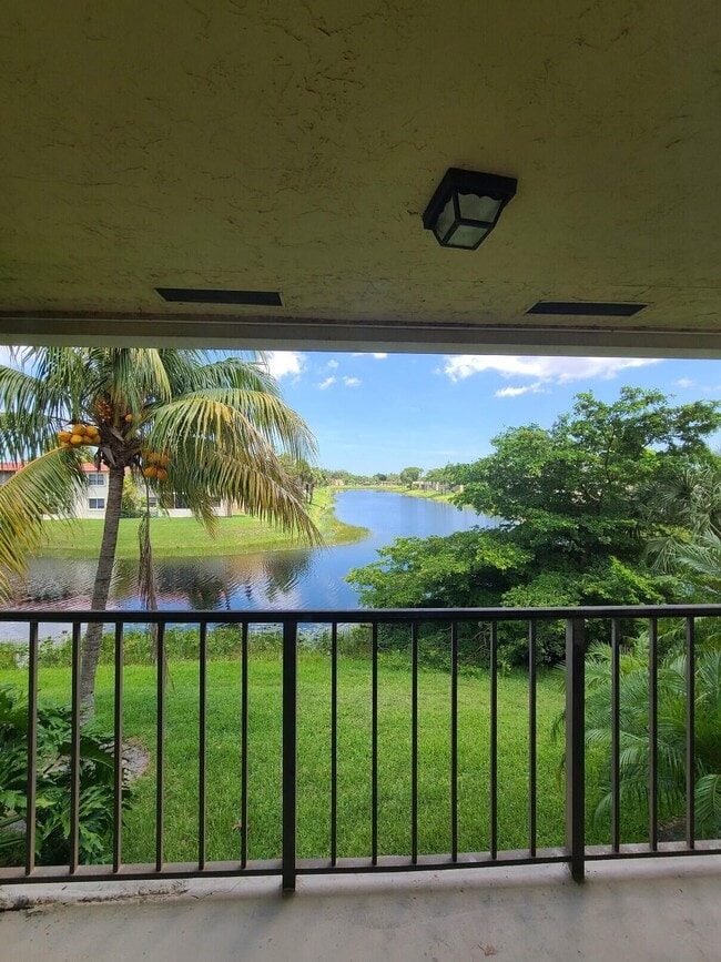 1520 Lake Crystal Dr in Royal Palm Beach, FL - Building Photo - Building Photo