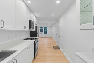141 Beaconsfield Rd, Unit 2 in Brookline, MA - Foto de edificio - Building Photo