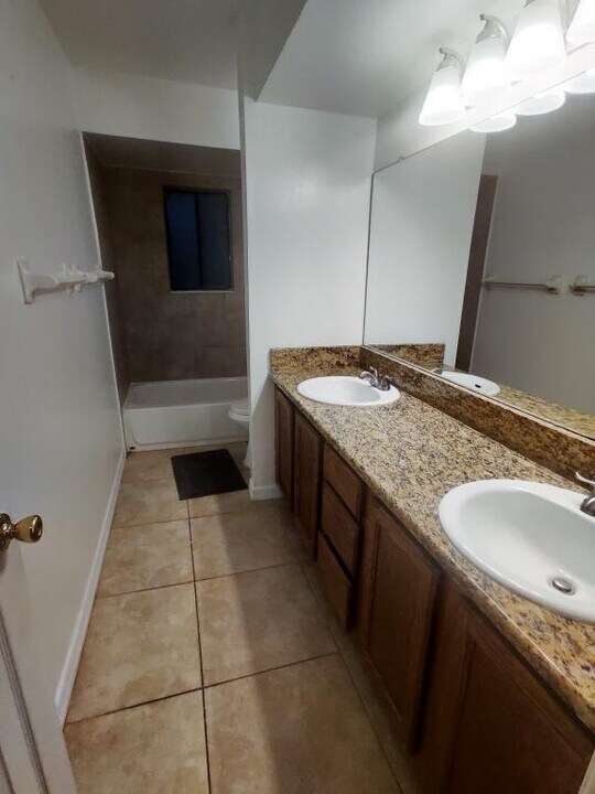 525 E Warren Ave in Longwood, FL - Building Photo