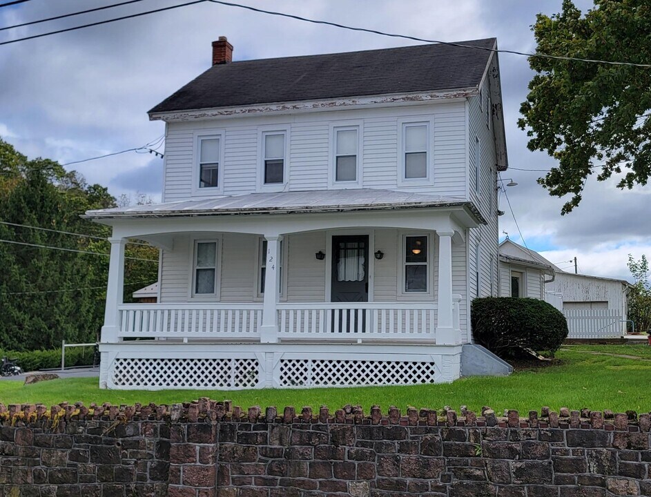 124 Michters Rd in Newmanstown, PA - Foto de edificio