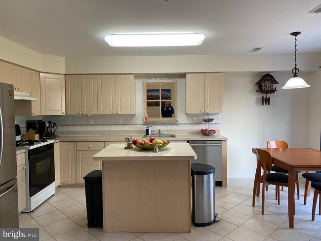 202 Oaktree Ct in Warminster, PA - Building Photo - Building Photo