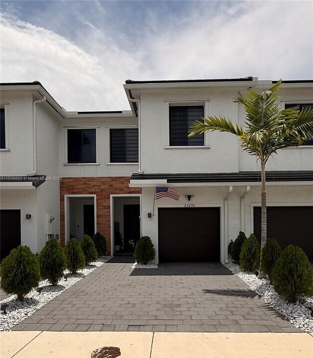23292 SW 110th Ave in Princeton, FL - Building Photo
