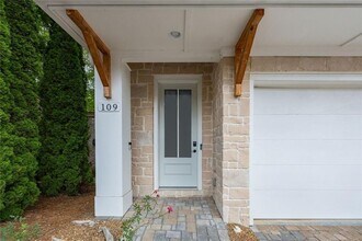 109 Village Green Ave in Woodstock, GA - Foto de edificio - Building Photo