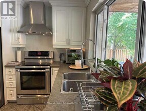 1353 Sheldon Ave in Oakville, ON - Building Photo - Building Photo