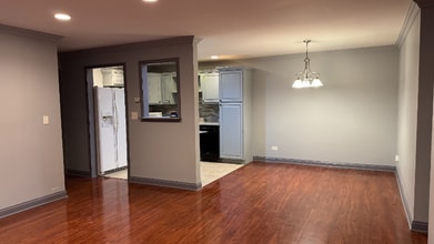 9S060 Lake Dr, Unit 12-102 in Willowbrook, IL - Building Photo - Building Photo