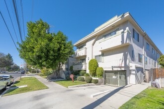 12251 Moorpark St in Studio City, CA - Building Photo - Building Photo
