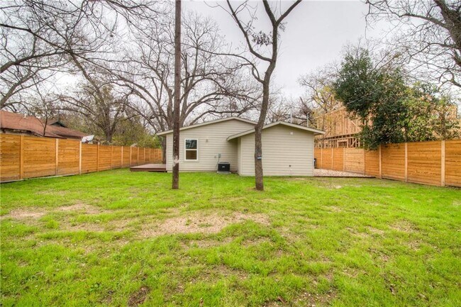 1126 Mark St in Austin, TX - Foto de edificio - Building Photo