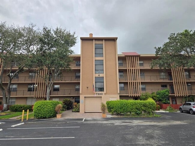 7300 Lake Cir Dr in Margate, FL - Building Photo - Building Photo