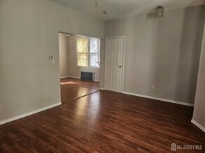 421 River Dr in Elmwood Park, NJ - Building Photo - Building Photo