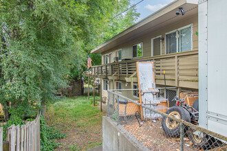 225 Warren St SW in Castle Rock, WA - Building Photo - Building Photo