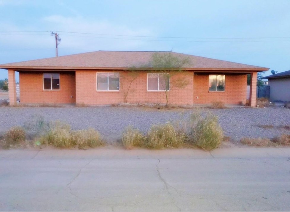 12985 S Laredo Rd in Arizona City, AZ - Foto de edificio