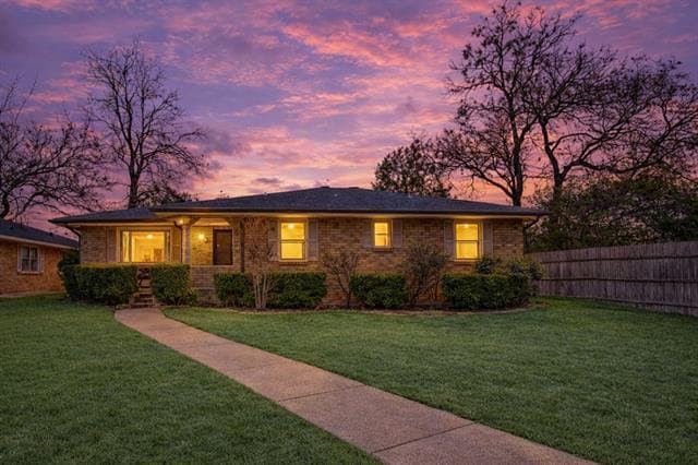 property at 2936 Woodmere Dr