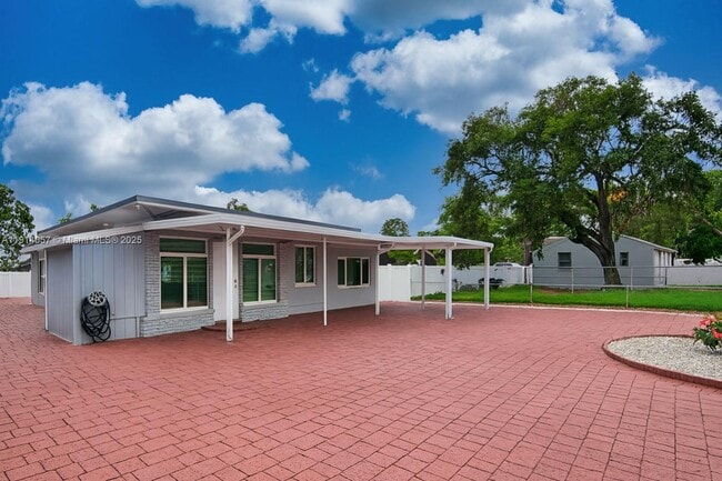 6120 Hayes St in Hollywood, FL - Building Photo - Building Photo